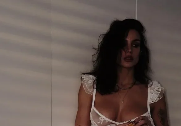 No bra: The daughter of the star of the past is boiling